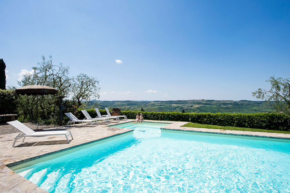 The panoramic pool of Villa I Barronci overlooking the Val di Pesa in Chianti